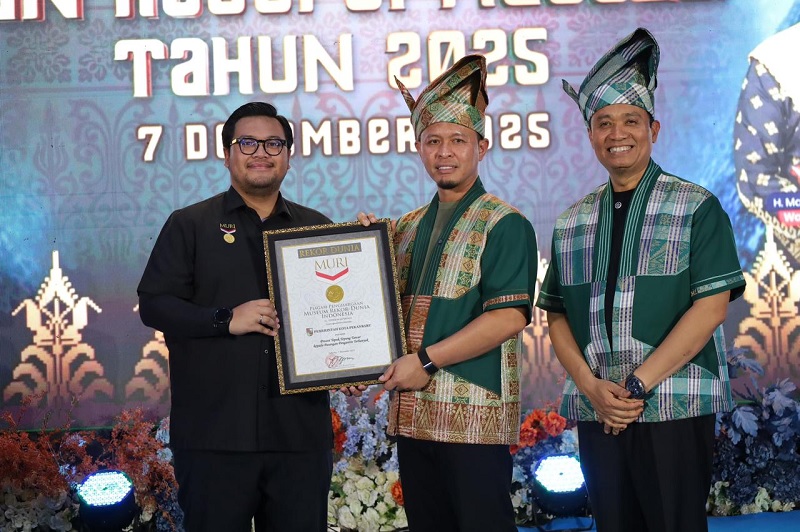 Wali Kota Pekanbaru Agung Nugroho dan Wawako Markarius Anwar menerima penghargaan Rekor MURI untuk kategori &ldquo;Prosesi Tepuk Tepung Tawar kepada Pasangan Pengantin Terbanyak.&rdquo;