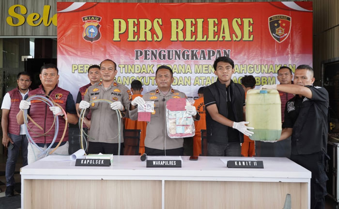 Wakapolres Rohul Kompol I Made Juni Artawan SIK MH didampingi jajaran Satreskrim menunjukkan BB dan tersangka dalam konferensi pers penyalahgunaan pengangkutan dan niaga BBM Subsidi, Ahad (7/12/2025)