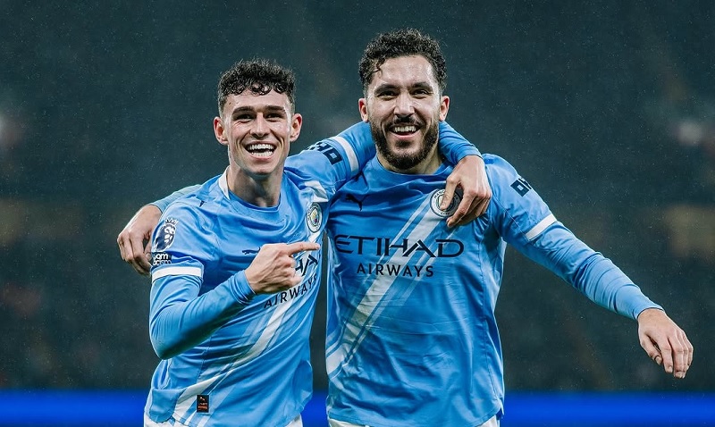 Rayan Cherki (kanan) merayakan gol bersama Phil Foden setelah assis rebonatnya yang mengesankan dalam kemenangan Manchester City atas Sunderland.