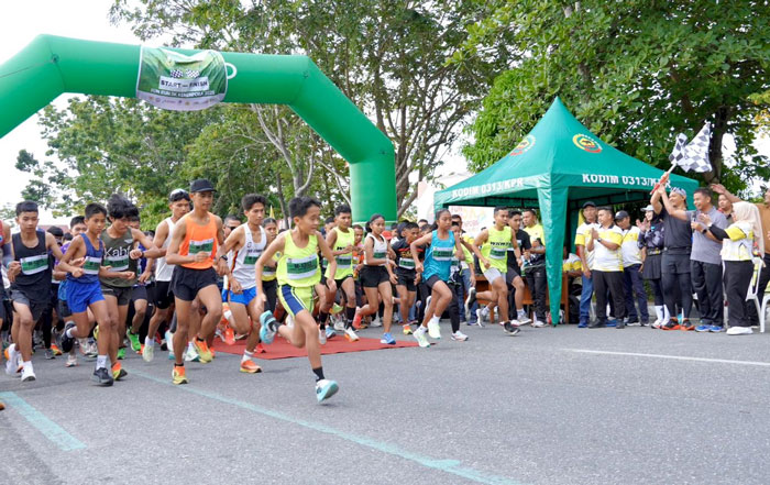 Bupati Kampar Ahmad Yuzar didampingi Wakil Bupati Misharti melapas ribuan peserta  fun run 5K kejuaran Tarkam Kemenpora 2025 di lapangan Pelajar Bangkinang, Ahad (7/12/2025).