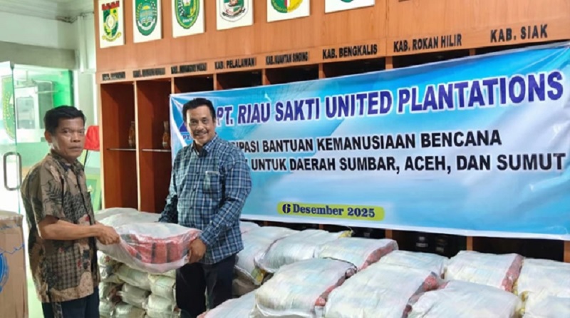 Penyerahan simbolis bantuan beras PT RSUP diterima oleh perwakilan Dinas Perkebunan Provinsi Riau,  Sabtu (6/12/2025)
