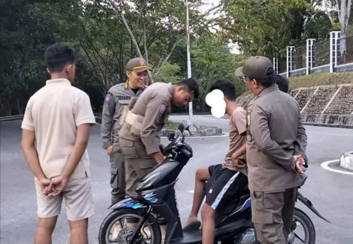 Personel Satpol PP Kuansing amankan satu orang remaja dan sepeda motor brong di kawasan Komplek Pemkab, Sabtu (6/12/2025) sore.