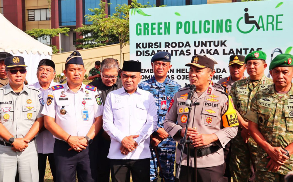 Ketua DPRD Riau Kaderismanto (enam kanan) bersama Kapolda Riau Irjen Pol Herry Heryawan dan jajaran forkopimda.