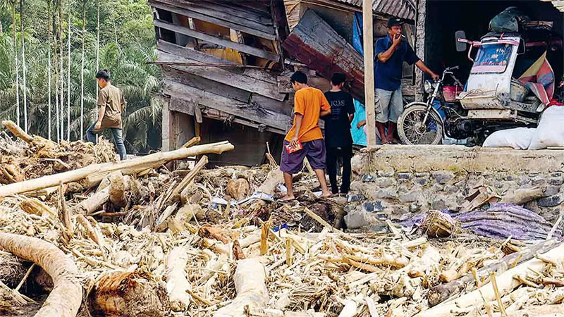 Warga Desa Aek Garoga, Tapanuli Selatan, Sumut, mengais sisa barang di rumah yang diterjang banjir, Kamis (4/12/2025).
