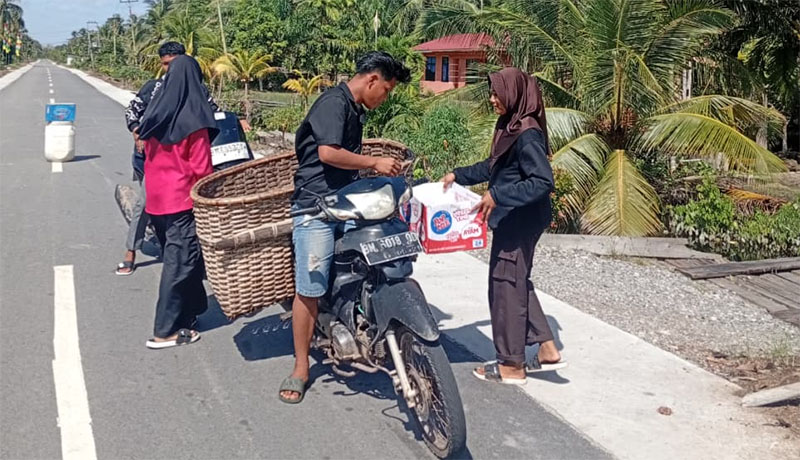 Forum Anak Desa Kembung Luar melakukan penggalangan dana untuk membantu korban bencana banjir yang melanda sejumlah wilayah Sumatera, Ahad (7/12/2025).
