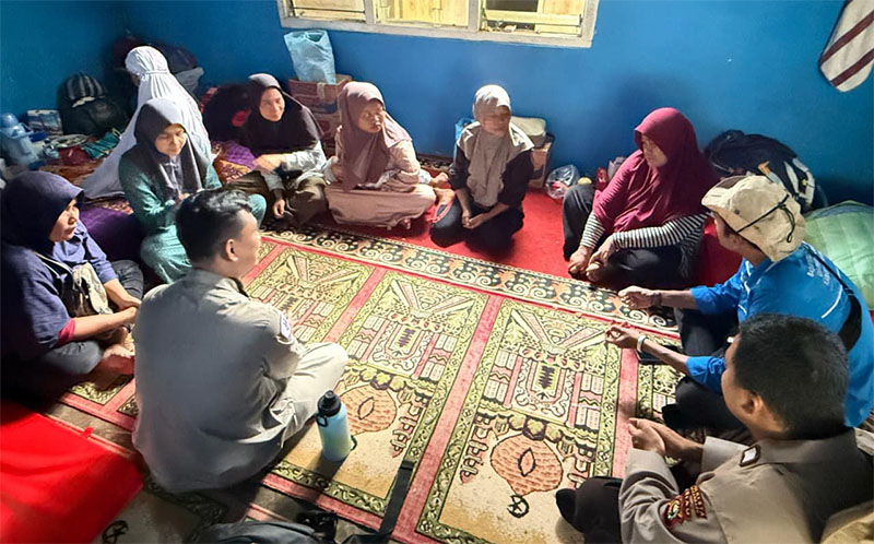 Tim trauma healing UIR bersama pihak kepolisian saat mendampingi para korban bencana alam di Sumatera Barat, Senin (8/12/2025).