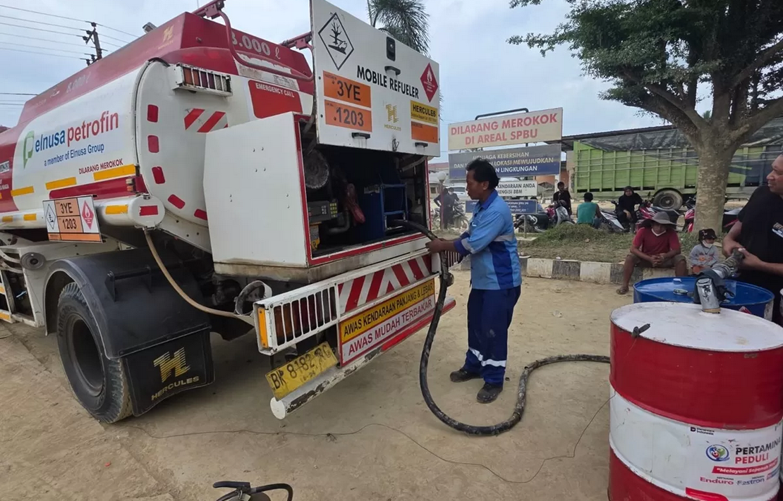 Pertamina menerapkan skema layanan darurat dengan mengoperasikan pompa manual (canting) di SPBU 14.244.430 yang berlokasi di Kelurahan Pangkalan, Aceh Tamiang.