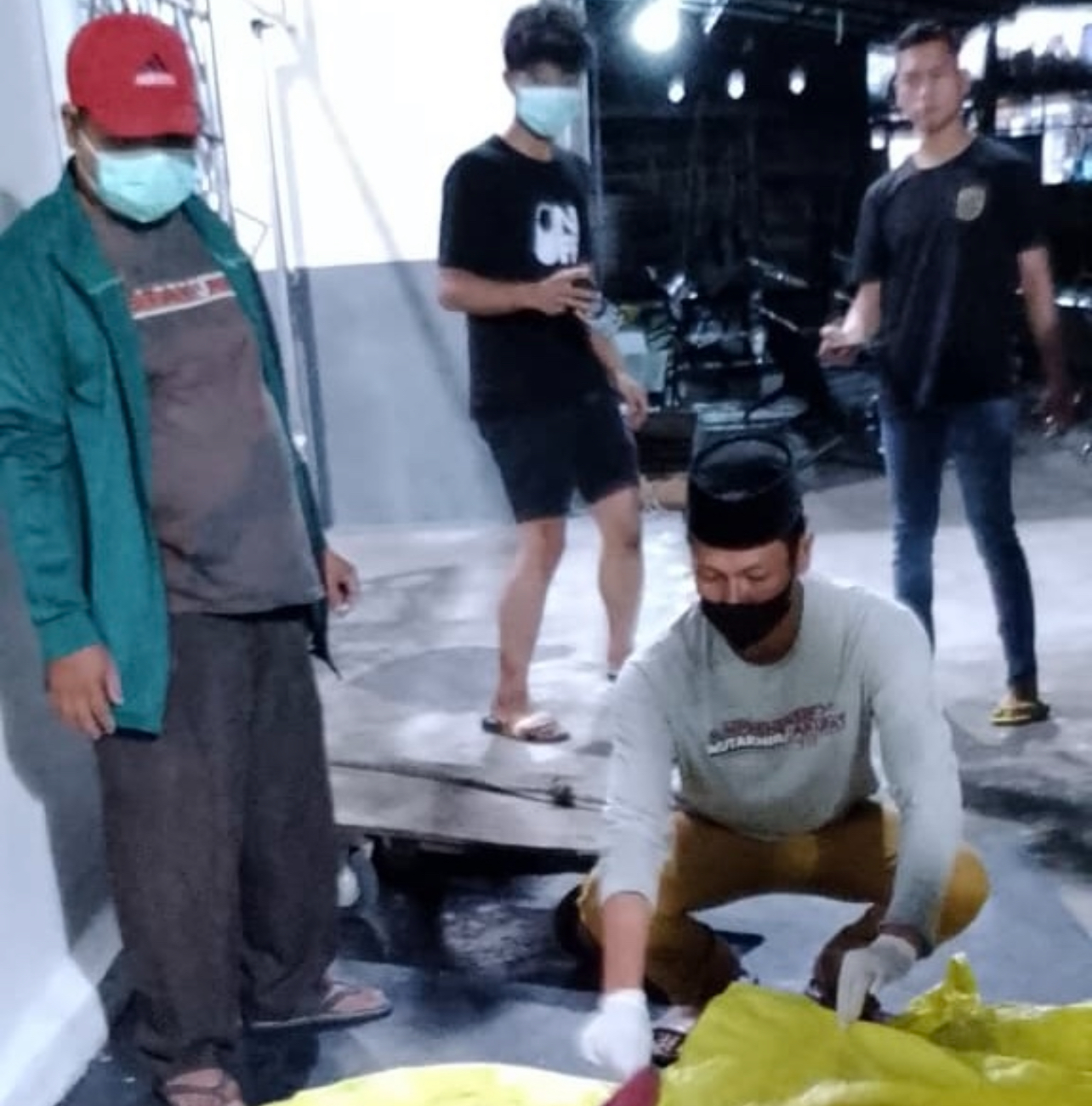 Pihak terkait mengevakuasi mayat yang ditemukan nelayan di perairan Panipahan, Kecamatan Pasir Limau Kapas, Rohil, Riau diduga korban bencana banjir Sumut, hingga Senin (8/12/2025).