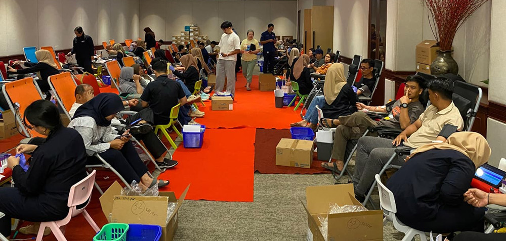 Suasana kegiatan Donor Darah ke-73 yang diselenggarakan Keluarga Donor Darah Riau Kompleks RAPP di Hotel Unigraha, Pangkalankerinci, Pelalawan, Sabtu (6/12/2025).
