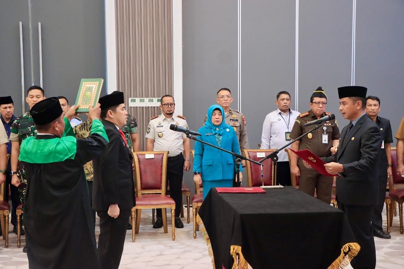 Bupati Kampar Ahmad Yuzar resmi melantik dan mengambil sumpah Ardi Mardiansyah sebagai Penjabat Sekretaris Daerah (Pj Sekda) di Aula Kantor Bupati Kampar, Bangkinang, Senin (8/12/202