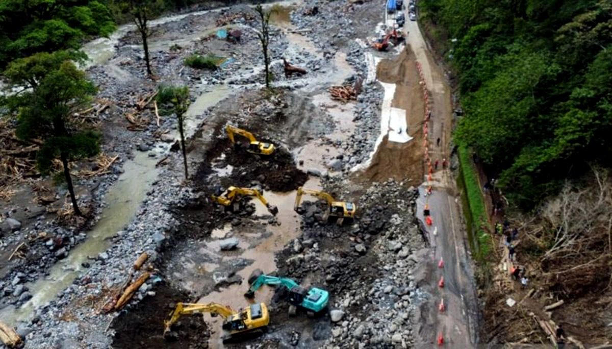 Sejumlah alat berat terlihat bekerja mempercepat perbaikan jalan nasional Padang-Bukittinggi di kawasan Lembah Anai, Tanah Datar, Sumatera Barat, Ahad (7/12/2025).