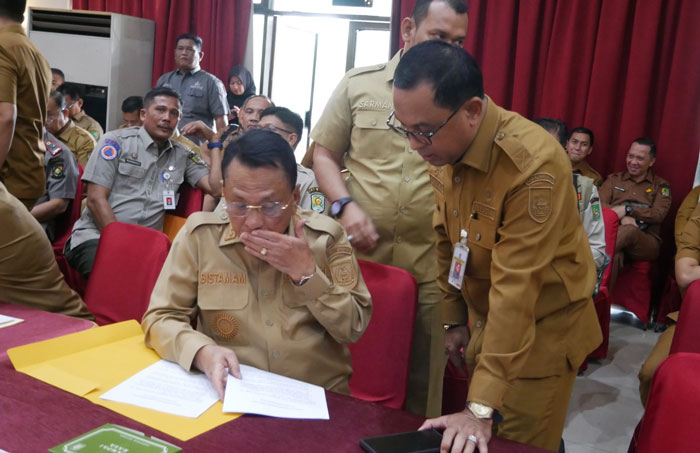 Bupati Rohil H Bistamam didampingi Sekdakab H Fauzi Efrizal MSi.