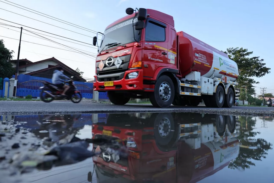 Mobil BBM Pertamina menempuh jarak sejauh 223 kilometer yang biasanya ditempuh enam jam, kini menjadi perjalanan 48 jam akibat banjir dan tanah longsor yang melanda Sumatera Barat.