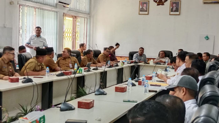 Ketua DPRD Kuansing, H Juprizal SE MSi dengar pendapat dengan TAPD dan APDESI soal dana ADD 2025, Senin (8/12/2025) di gedung DPRD Kuansing.