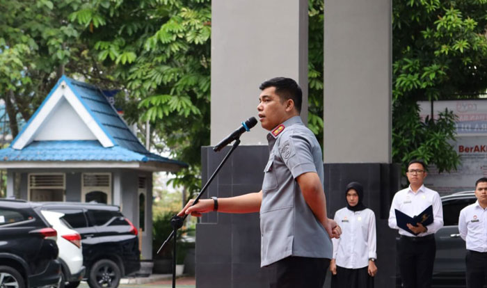 Kepala Kanwil Kemenkum Riau Rudy Hendra Pakpahan memberikan arahan saat Apel Senin (8/12/2025)
