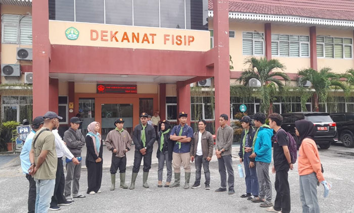 IKA FISIP Unri bersama Dekanat, Mapala Sakai, civitas akademika, serta sejumlah elemen relawan tim kemanusiaan berangkat untuk membantu korban banjir dan longsor di Sumatera Barat, Senin (8/12/2025).