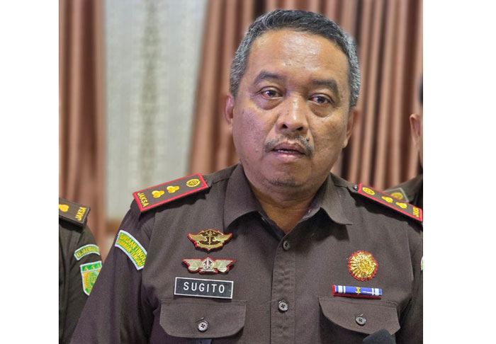 Kejari Inhil Sugito, saat memberikan keterangan pers, Senin (8/12/2025).