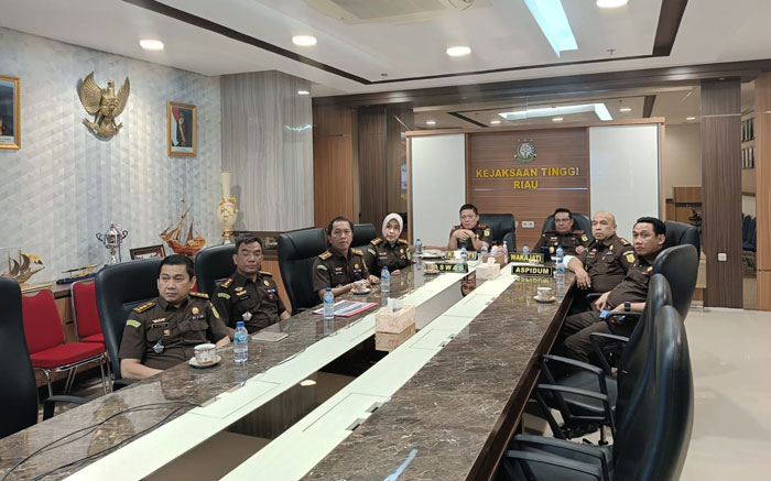 Kajati Riau Sutikno (kiri paling belakang), didampingi jajaran pimpinan Kejati Riau, mengikuti ekspose pengusulan RJ bersama Direktur A Jampidum Kejagung RI Hari Wibowo pada Senin (8/12/2025).
