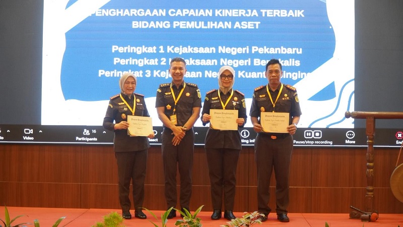 Kajari Pekanbaru Silpia Rosalina (dua dari kanan), didampingi jajaran, menerima sejumlah penghargaan pada Rakerda 2025, Ahad (7/22/2025),