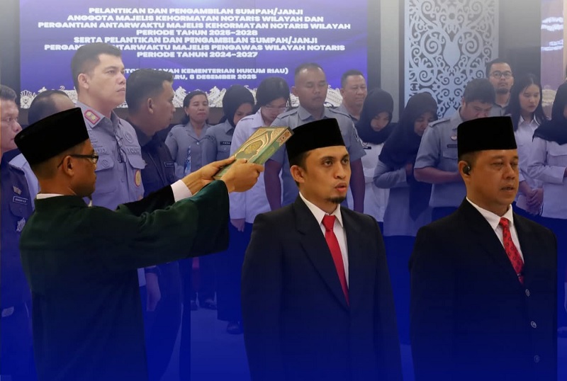 Pengambilan sumpah dua Anggota MKNW Provinsi Riau, dengan latar layar Kepala Kanwil Kemenkum Riau Rudy Hendra Pakpahan, Senin (8/12/2025), ft
