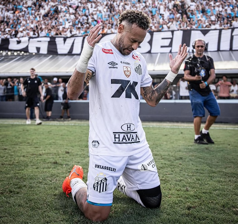 Neymar membantu Santos terhindar dari degradasi Serie A Brasil setelah di pertandingan terakhir menekuk Cruzeiro 3-0. Selanjutnya dia akan menjalani operasi lutut kirinya.