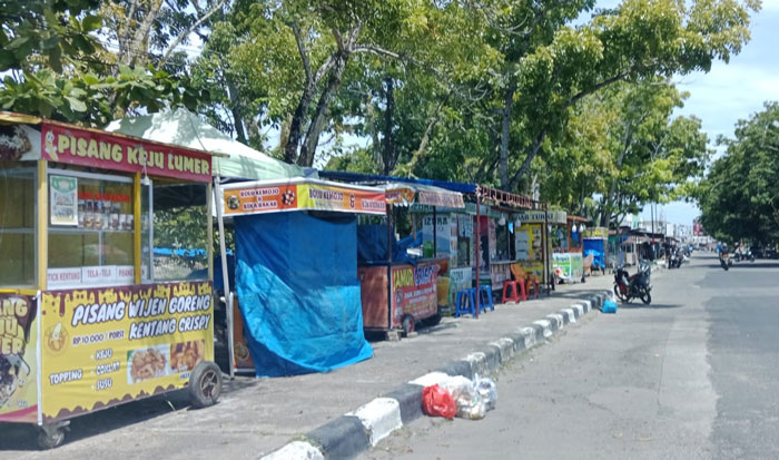 Para pedagang berjualan di atas trotoar eks Terminal Pasar Lumpur-Limuno Teluk Kuantan, akan segera dipindahkan. Foto Senin (8/12/2025).