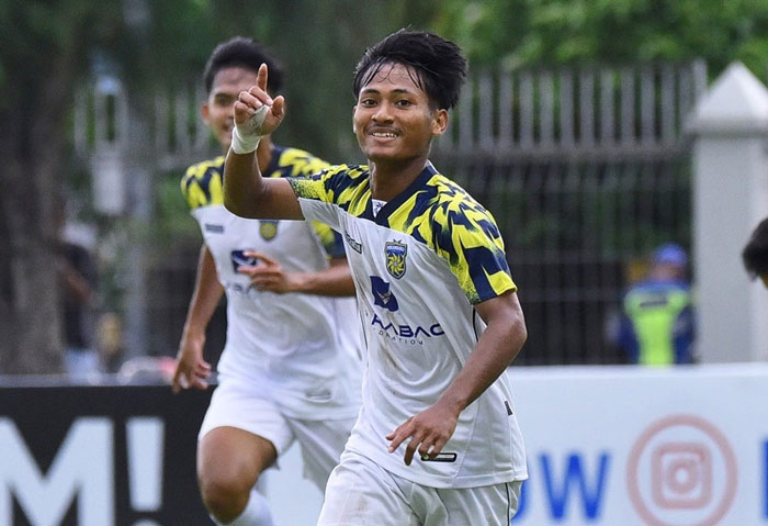 Pemain Pekanbaru FC Alliev Firhand melakukan selebrasi usai cetak gol ke gawang Persikota Tangerang dalam laga penyisihan Grup B Liga Nusantara 2025-2026 di Stadion Kota Barat Solo, Senin (8/12/2025)