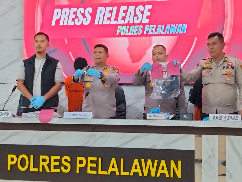 Kapolres Pelalawan AKBP John Louis Letedara SIK didampingi Kasat Reskrim AKP I Gede Yoga Eka Pranata STrK menggelar ekspose penangkapan HS, pelaku pembunuhan di ruang Teluk Meranti Polres Pelalawan.
