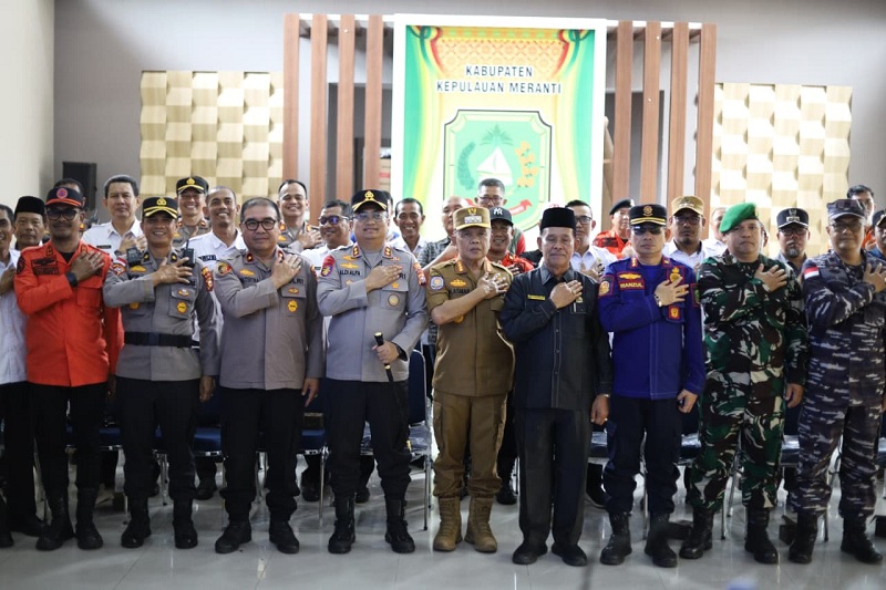 Bupati H Asmar memimpin rapat penetapan status Siaga Bencana Hidrometeorologi hingga 31 Desember 2025, di Gedung Kantor Bupati Jl Dorak Selatpanjang, Kepulauan Meranti, Senin (8/12/2025).