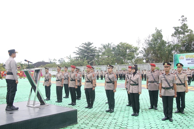 Kapolres Rohul AKBP Emil Eka Putra SIK MSi memimpin apel serah terima jabatan (Sertijab) 5 PJU dan 3 Kapolsek di Lapangan Mapolres Rohul, Senin (8/12/2025).