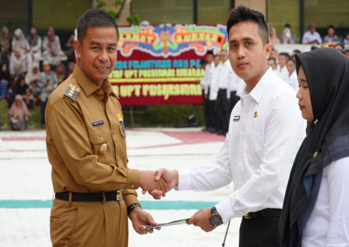 Bupati Kampar Ahmad Yuzar menyerahkan SK Pengangkatan PPPK Tahap II dan PPPK Paruh Waktu di halaman Kantor Bupati Kampar, Bangkinang, Senin (7/12/2025).