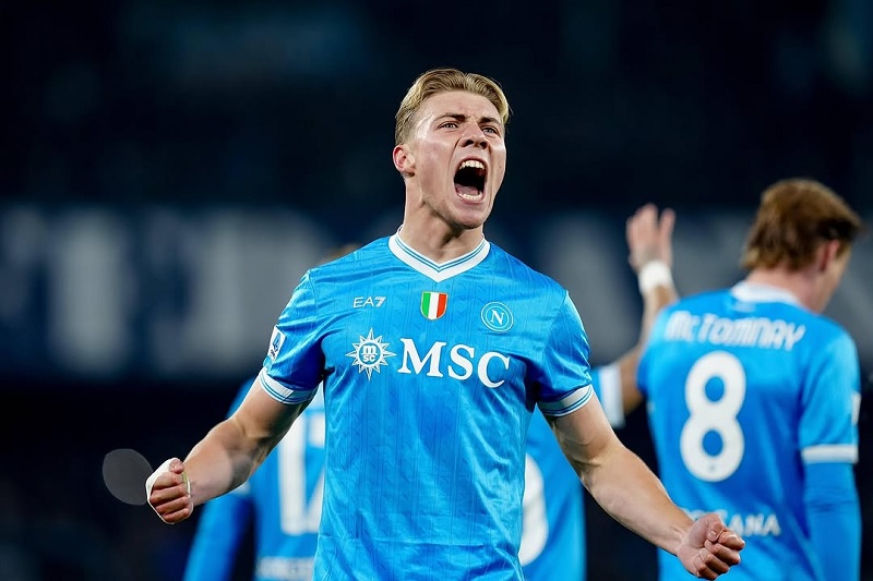 Dua gol dari Rasmus Hojlund menjadi pembeda saat Napoli mengalahkan Juventus 2-1 untuk memuncaki klasemen Serie A Italia.