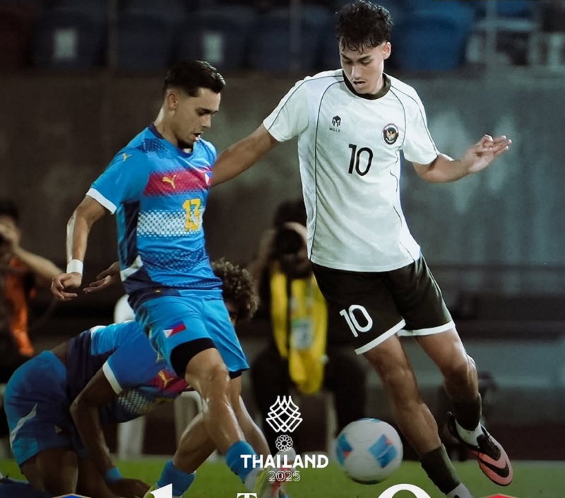 Penyerang Timnas Indonesia U-22 Rafael Struijk (kanan) gagal tampil maksimal saat menghadapi Filipina di laga perdana Grup C SEA Games 2025.