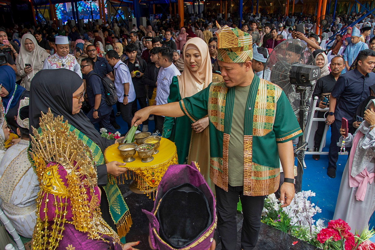 Wali Kota Pekanbaru H Agung Nugroho didampingi istri, Sulastri, melakukan tepuk tepung tawar pengantin saat nikah massal dan resepsi yang memecahkan rekor MURI