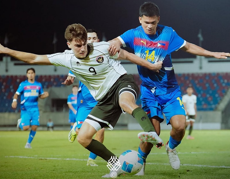 Penyerang Timnas Indonesia U-22 Mauro Zijlstra (kiri) dikawal ketat pemain Filipina dalam laga Grup C sepakbola SEA Games 2025 di Chiang Mai, Senin (8/12/2025)malam WIB.