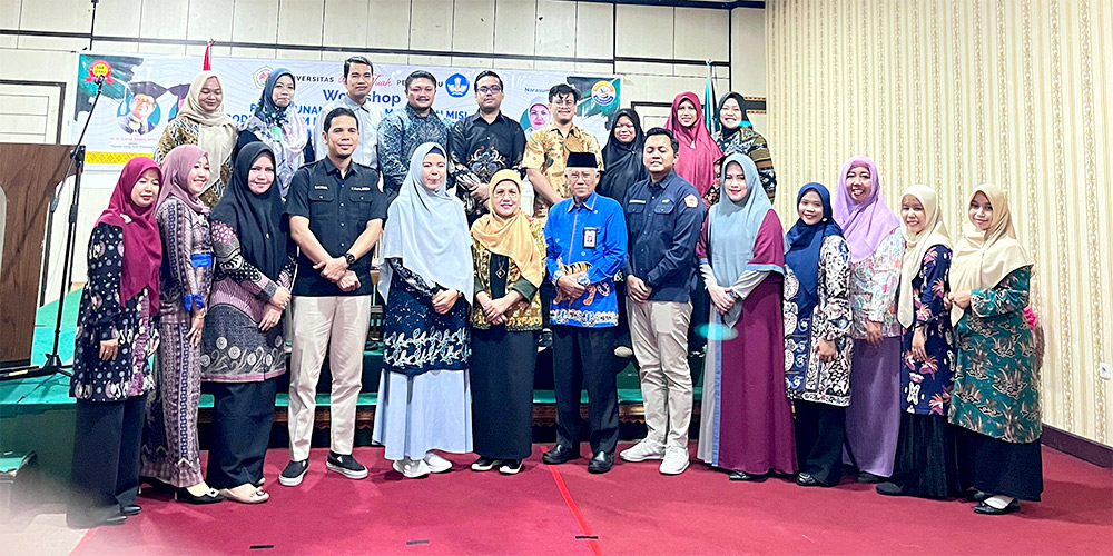 Civitas akademika UHTP foto bersama usai kegiatan penyusunan kurikulum Program Studi D3 Rekam Medis RMIK, baru-baru ini.