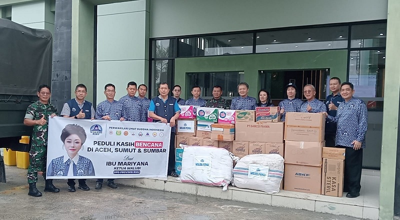 jajaran pengurus Walubi Riau dan Walubi Pekanbaru foto bersama saat menyerahkan bantuan melalui posko bencana alam Kodam XIX Tuanku Tambusai untuk korban bencana alam di Sumatera, Senin (8/12/2025).