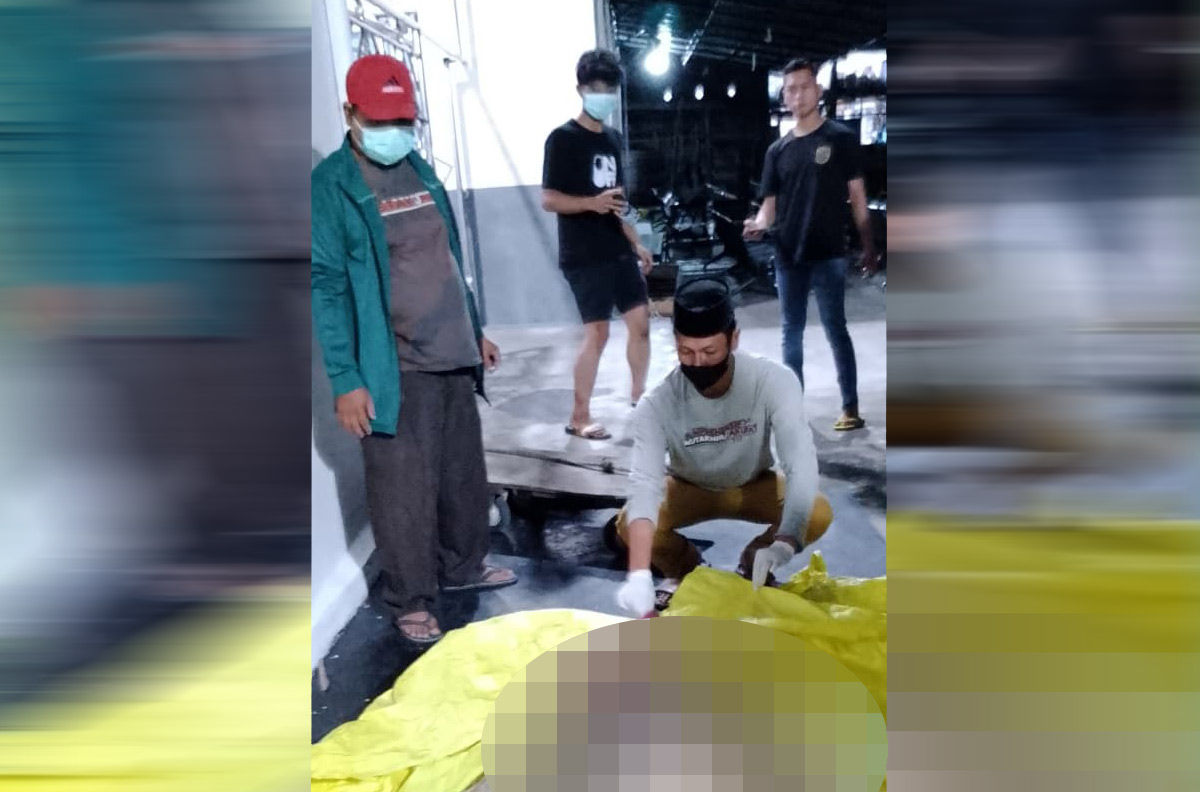 Petugas mengidentifikasi mayat yang ditemukan nelayan di Perairan Panipahan, Kecamatan Pasir Limau Kapas, Rokan Hilir, baru-baru ini.