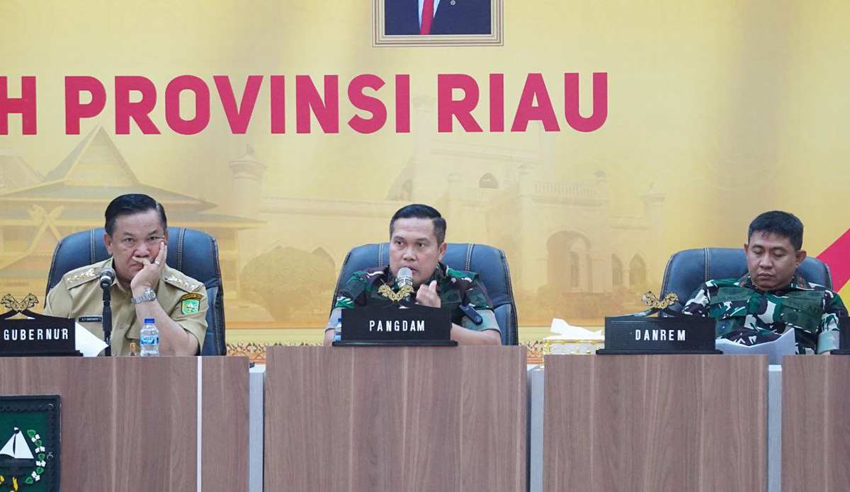 Plt Gubernur Riau SF Hariyanto (kiri) didampingi Pangdam XIX/Tuanku Tambusai Mayjen TNI Agus Hadi Waluyo dan Danrem 031/Wira Bima Brigjen TNI Jarot Suprihanto saat memimpin rapat mitigas