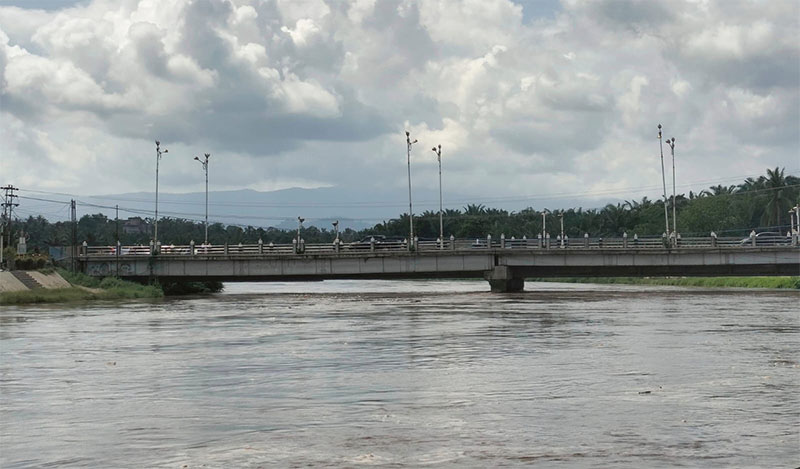 Air sungai di Jembatan Batang Lubuh Pasirpengaraian mengalami peningkatan menyusul tingginya curah hujan di Rohul, Selasa (9/12/2025).