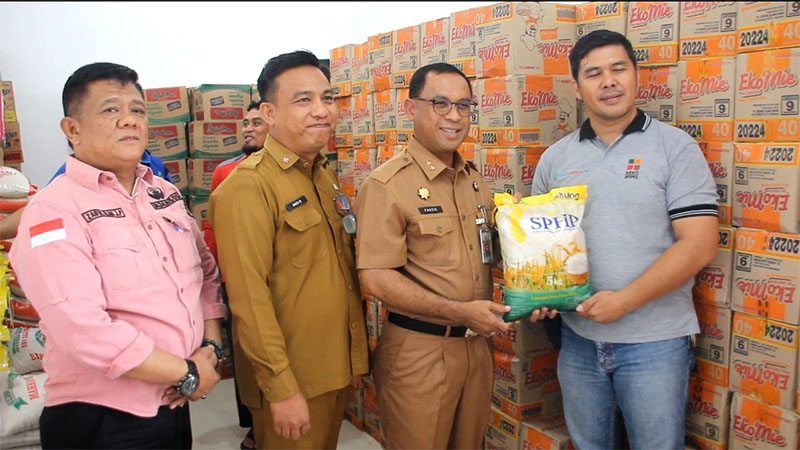 Sekdakab Rohil H Fauzi Efrizal didampingi Kadissos Andi Rahman menerima simbolis bantuan beras dari salah satu pengurus organisasi di Bagansiapiapi, Selasa (9/12/2025).