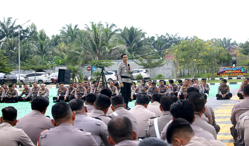 Kapolres Rohul AKBP Emil Eka Putra berikan arahan pada personel yang dibagi 4 tim Tanggap Darurat Bencana di Lapangan Mako Polres Rohul, Selasa (9/12/2025).