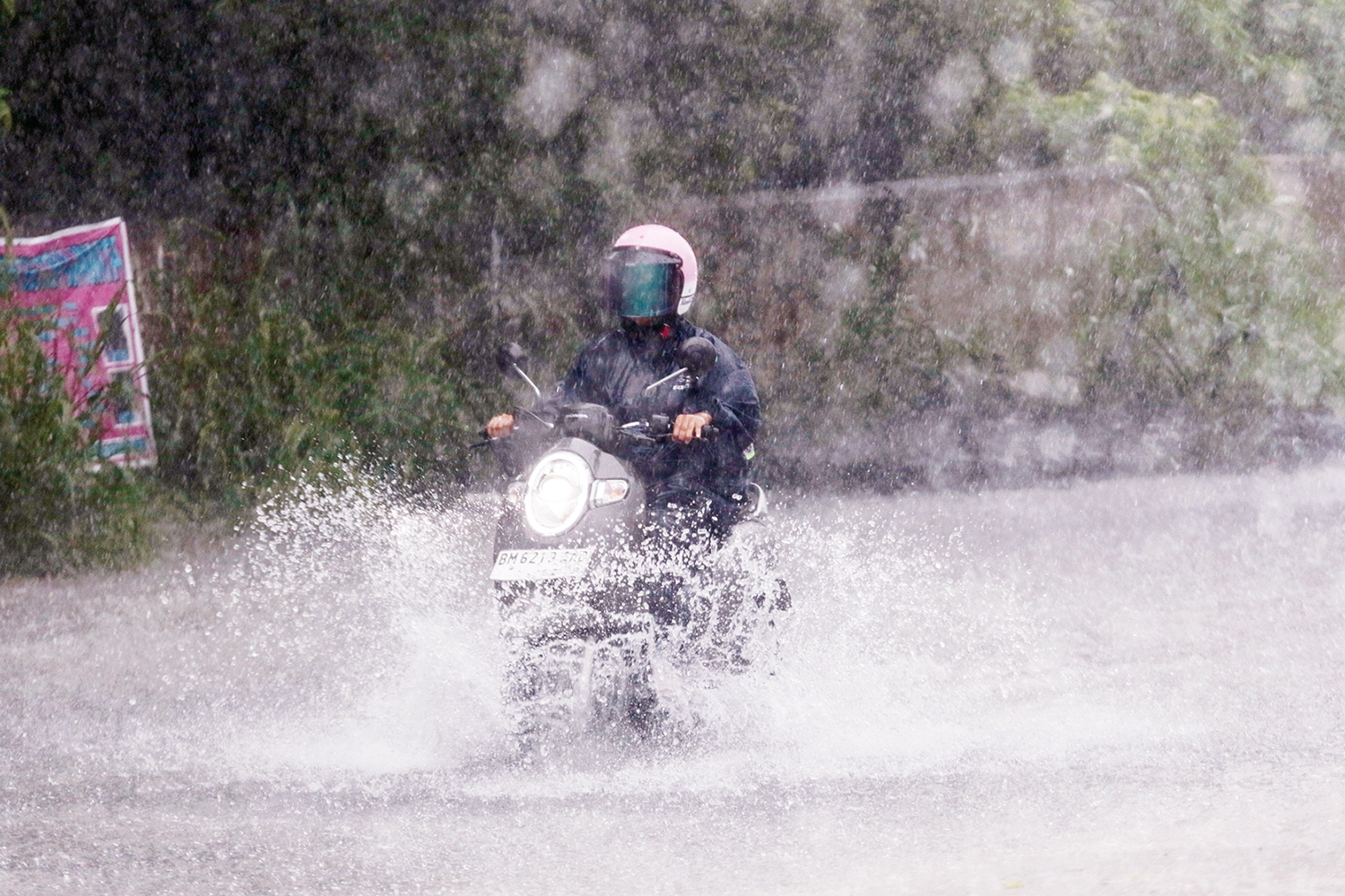 Pengendara menerobos genangan air saat melintas di Jalan Bangau Sakti, Kecamatan Binawidya, Senin (8/12/2025). Untuk mencegah banjir, Pemko Pekanbaru mempercepat pengerjaan normalisasi sungai dan drainase.