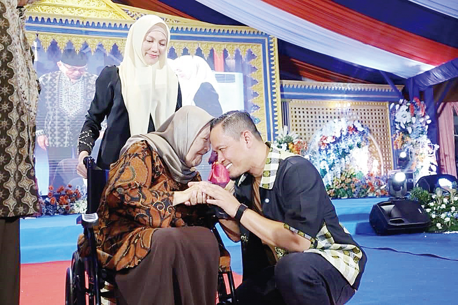Wali Kota Pekanbaru Agung Nugroho didampingi Ketua TP PKK Pekanbaru Sulastri Agung bersalaman dan memberikan penghormatan pada guru saat Malam Apresiasi dan Galadinner Puncak Hari Guru Nasional (HGN) 2025, Ahad (7/12/2025) malam.