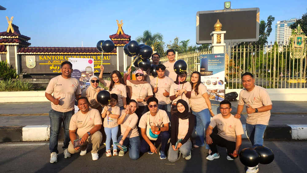 Para karyawan Bono By Artotel Pekanbaru foto bersama usai melakukan kegiatan spill iven akhir tahun, bagi-bagi croisant dan kopi pada Car Free Day, Ahad (7