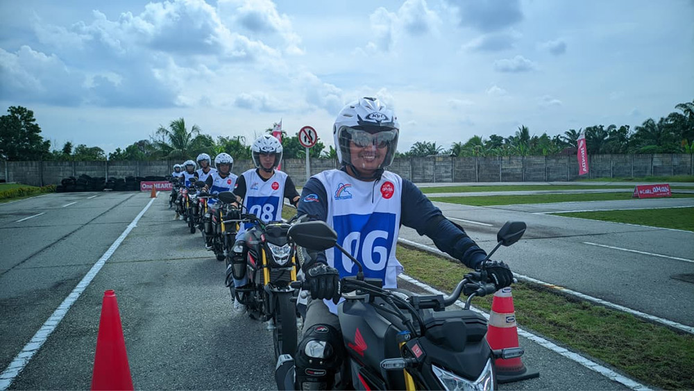 Peserta saat mengikuti kompetisi Cari Aman Skill Competition 2025 yang digelar Capella Honda Riau di Capella Honda Safety Riding Center Riau