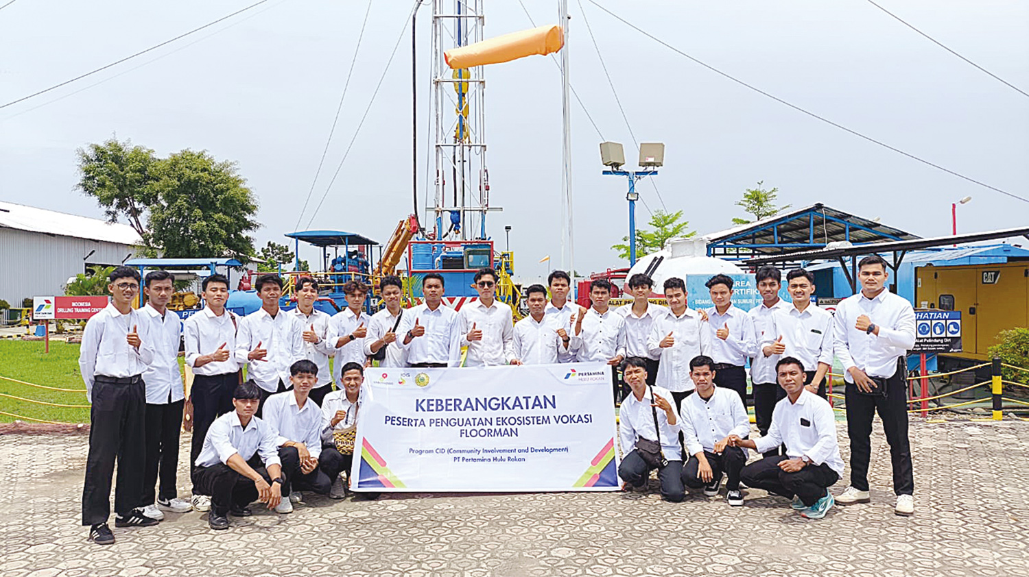 Para pemuda Riau yang mendapatkan kesempatan mengikuti pendidikan dan sertifikasi floorman dari PHR foto bersama di IDTC Cirebon, Senin (8/12/2025).