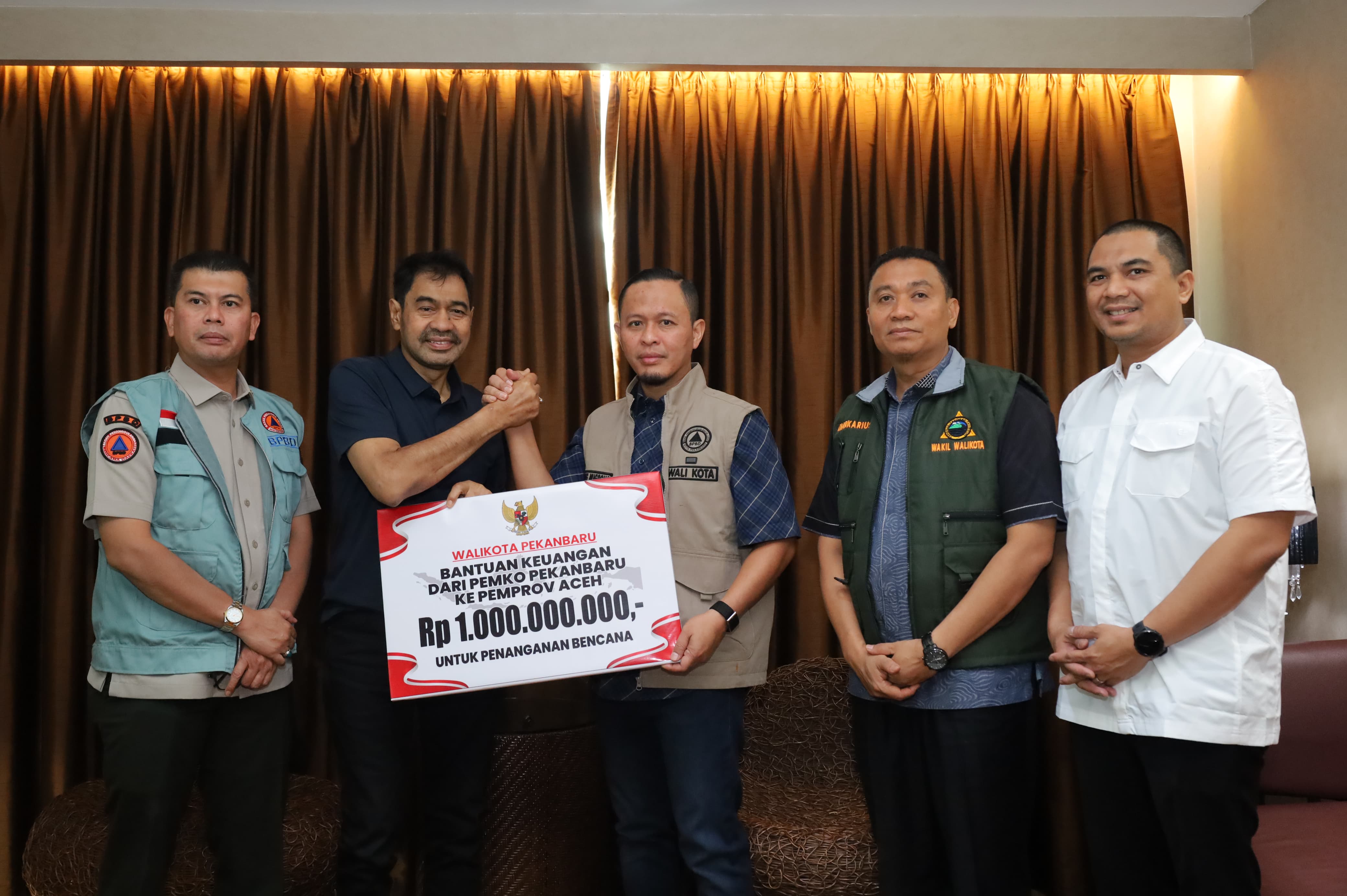 Wako Pekanbaru Agung Nugroho didampingi Wawako Pekanbaru Markarius Anwar menyerahkan langsung bantuan untuk korban bencana Aceh pada Gubernur Aceh Muzakir Manaf (Mualem), di Kota Medan, Sumatera Utara
