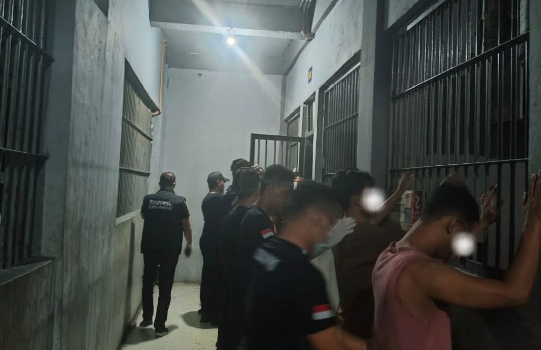 Petugas Lapas Bengkalis memeriksa warga binaan dalam razia rutin yang digelar di kamar hunian Napi, Senin (8/12/2025) malam.