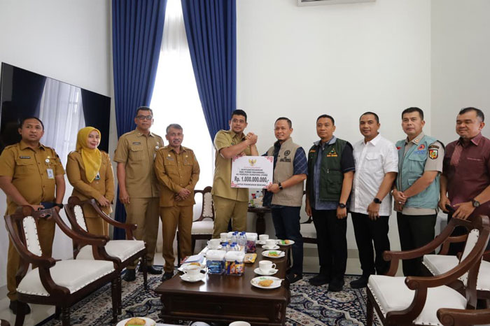 Wako Pekanbaru Agung Nugroho menyerahkan bantuan senilai Rp1,5 miliar yang diterima Gubernur Sumut Bobby Nasution di kediamannya, Selasa (9/12/2025).